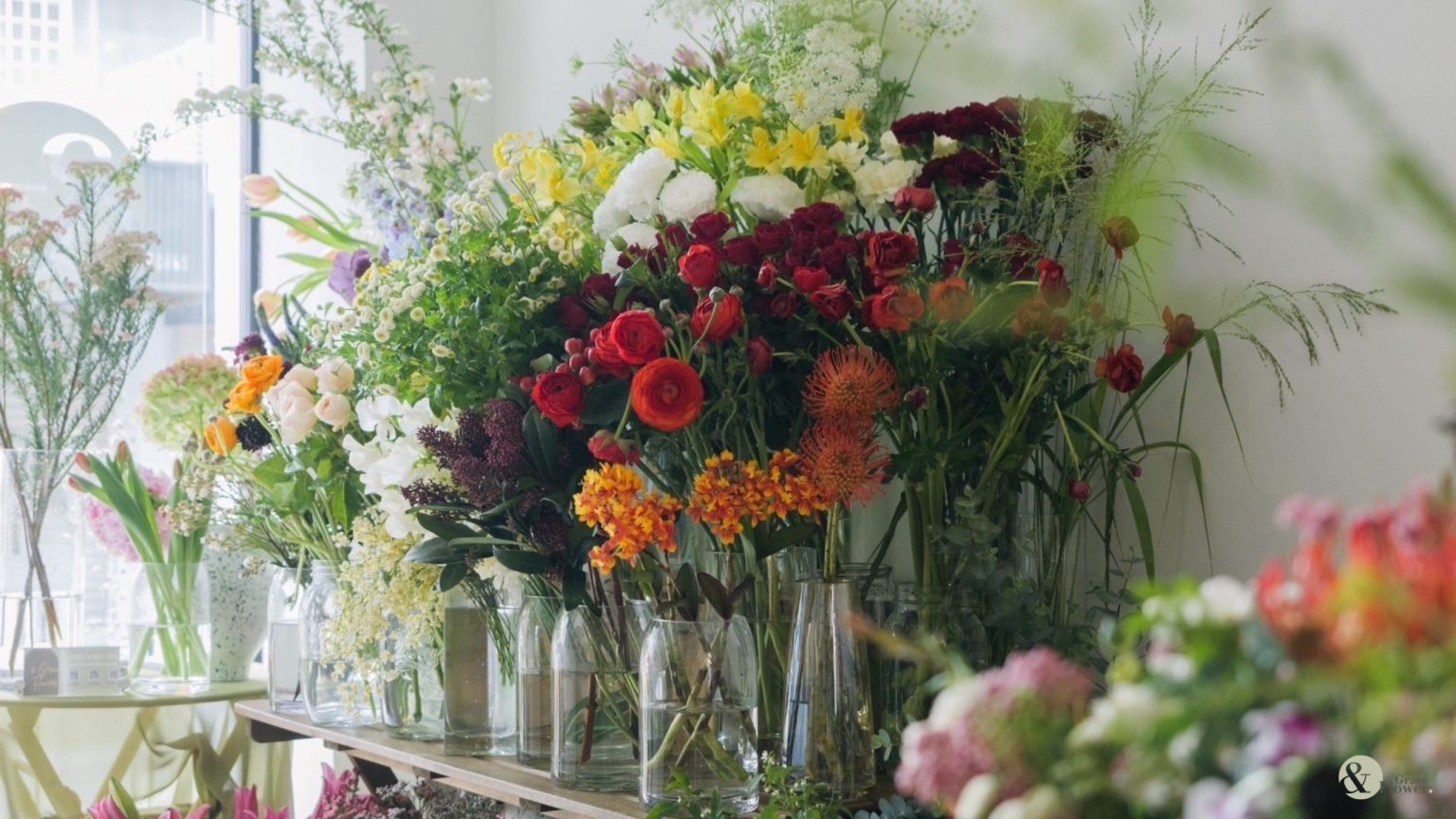 Bloom & Grace floral atelier 花藝作品，柔和自然光中的花與器物