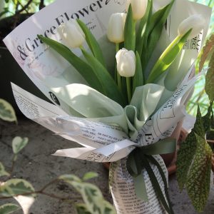 五朵白鬱金香鮮花束