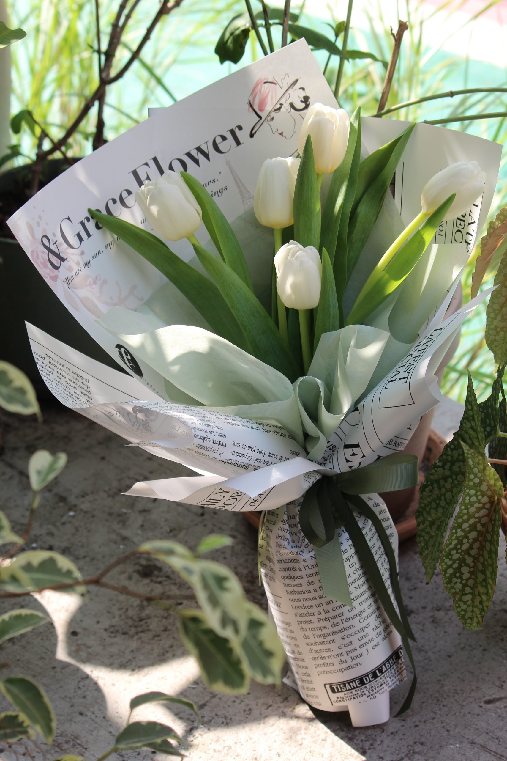 五朵白鬱金香鮮花束