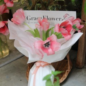 五朵粉鬱金香鮮花束