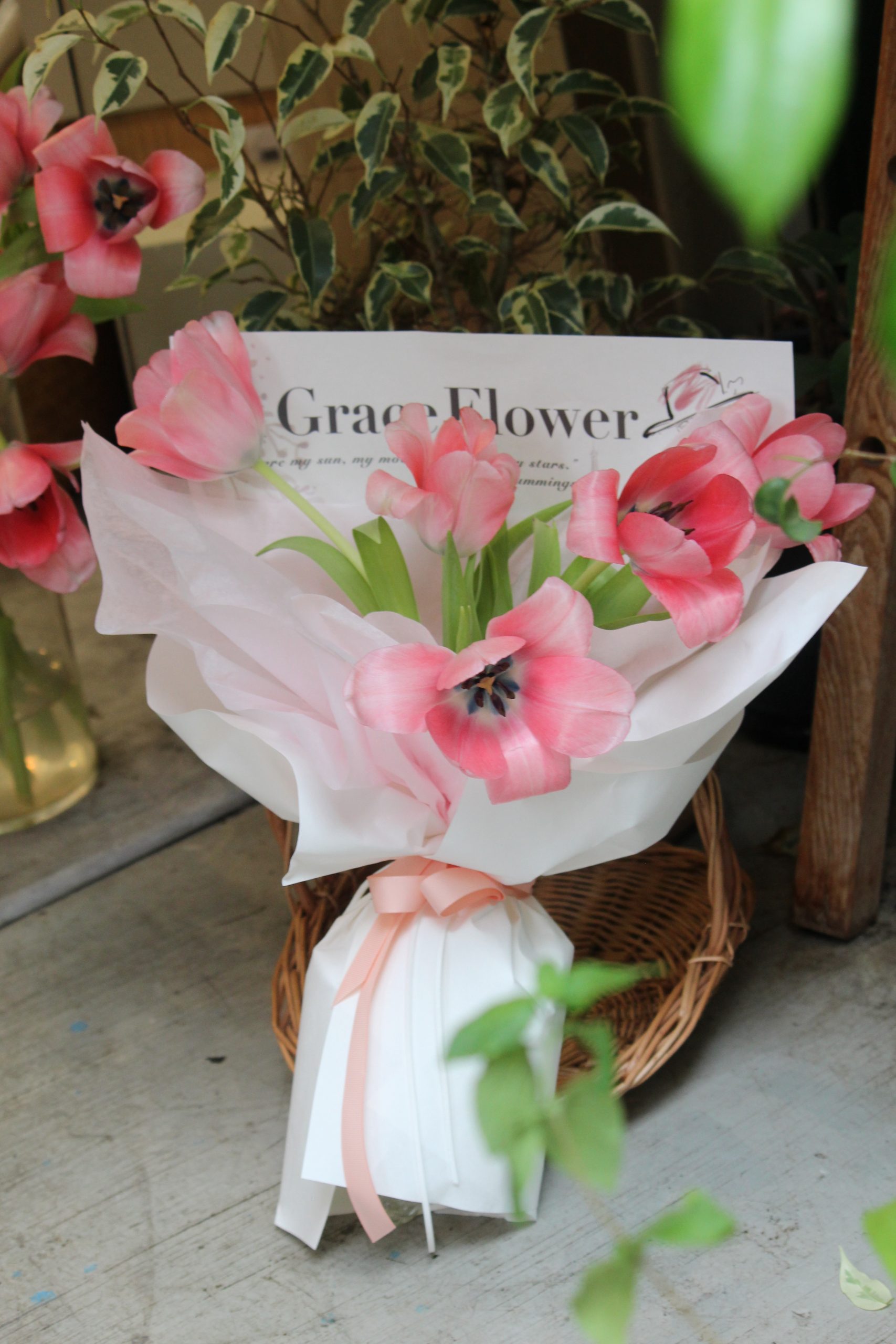 五朵粉鬱金香鮮花束