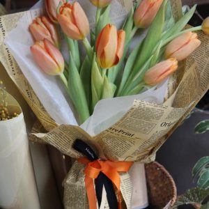橘色鬱金香鮮花束