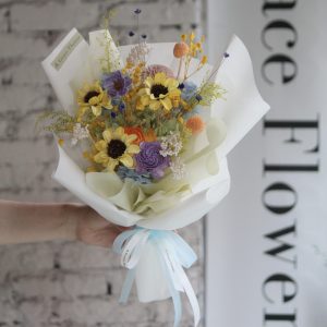 Happy Forever 繽紛永生索拉精緻花束，白色包裝與黃紫花材｜Bloom & Grace｜1
