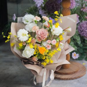 Terra 粉杏暖黃鮮花束，柔白花朵搭配粉杏與黃色花材、自然色包裝