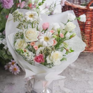 Bloom & Grace Bloom 風格鮮花束，純淨白色包裝花禮