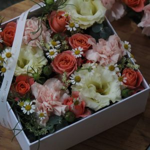 Bloom & Grace 花園花盒生活花藝課，粉色與奶白色鮮花搭配自然枝葉